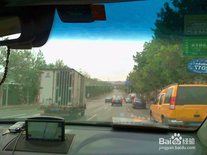 在通道行驶的车辆怎样安全行驶