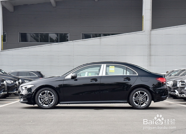终向国人妥协！配E级内饰近零噪音，破百7秒