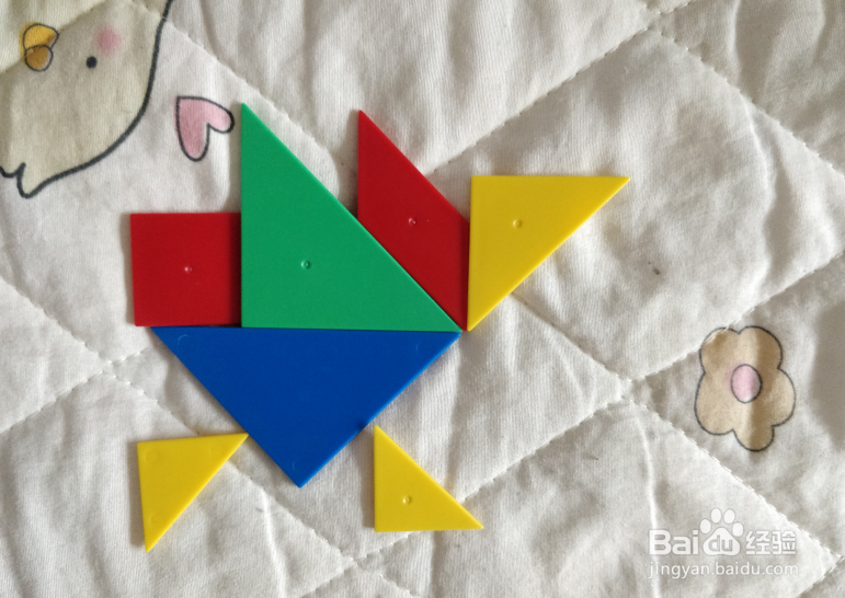 用七巧板智力拼图怎么拼一只向前奔跑的鸡宝宝？