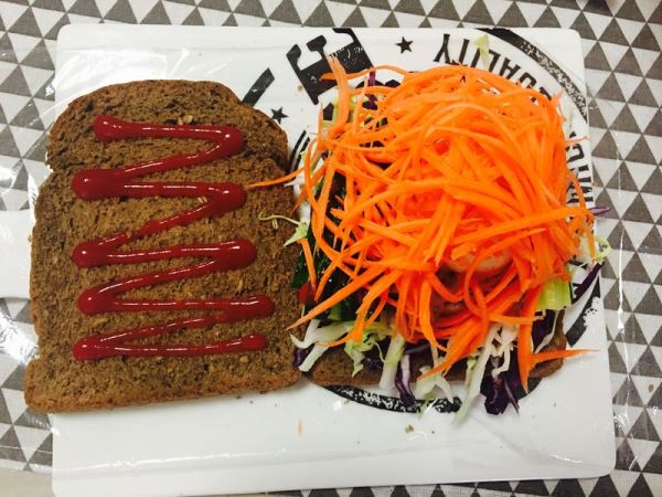 蔬菜鸡蛋三明治