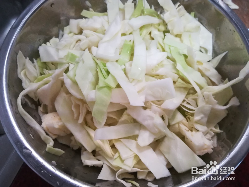 制作美味的腊肠炒椰菜