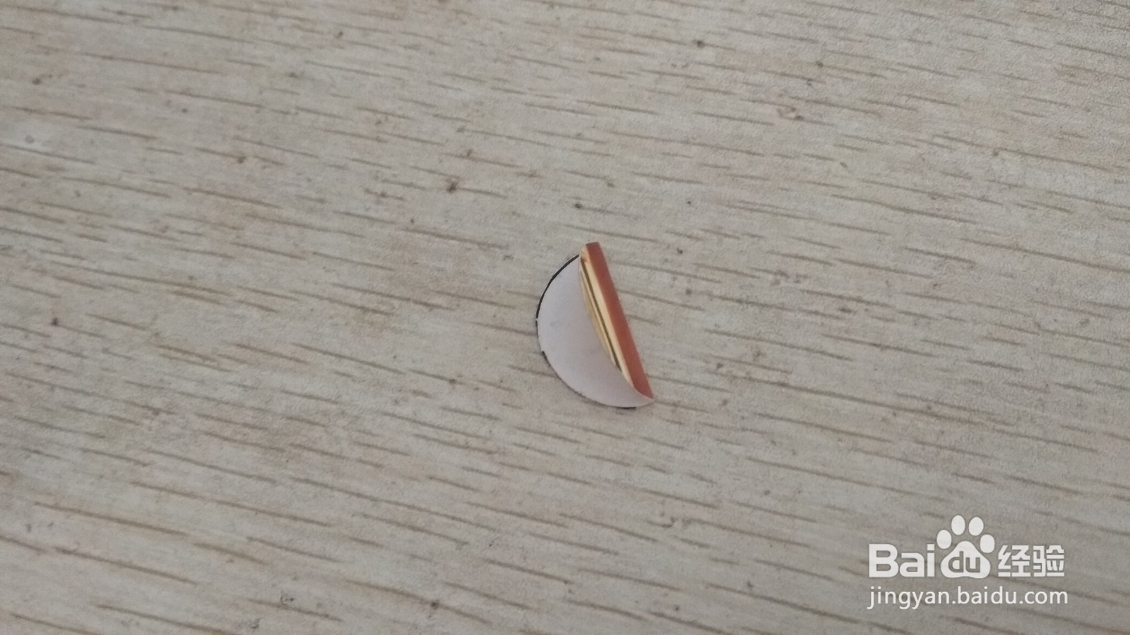 如何用圆形硬卡纸做简易的中性笔的支架