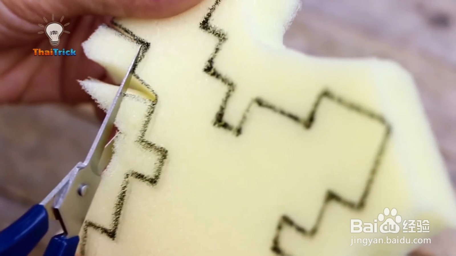 用海绵制作一个解压玩具刀