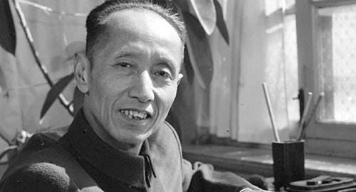 臧克家的目光始终注视着村野，因而获得了农民诗人和-------的光荣称号