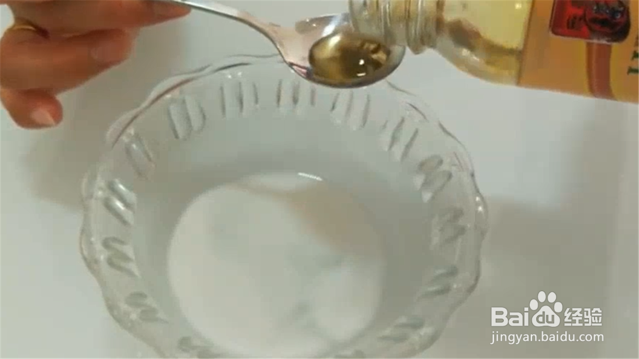 如何缓解手脚干裂的问题？