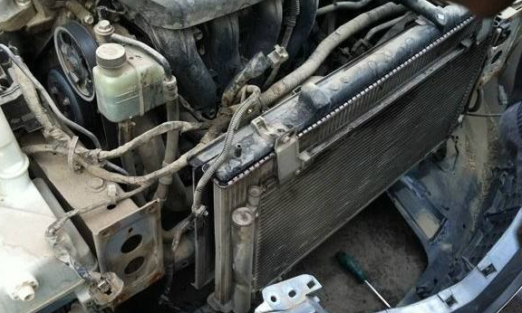 马自达323小水箱在哪