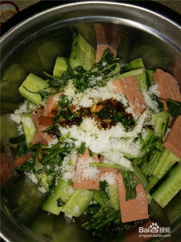 黄瓜午餐肉花生米沙拉