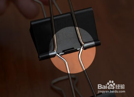 用办公铁夹制作手机、平板支架