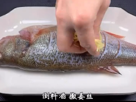 如何制作清蒸鲈鱼？