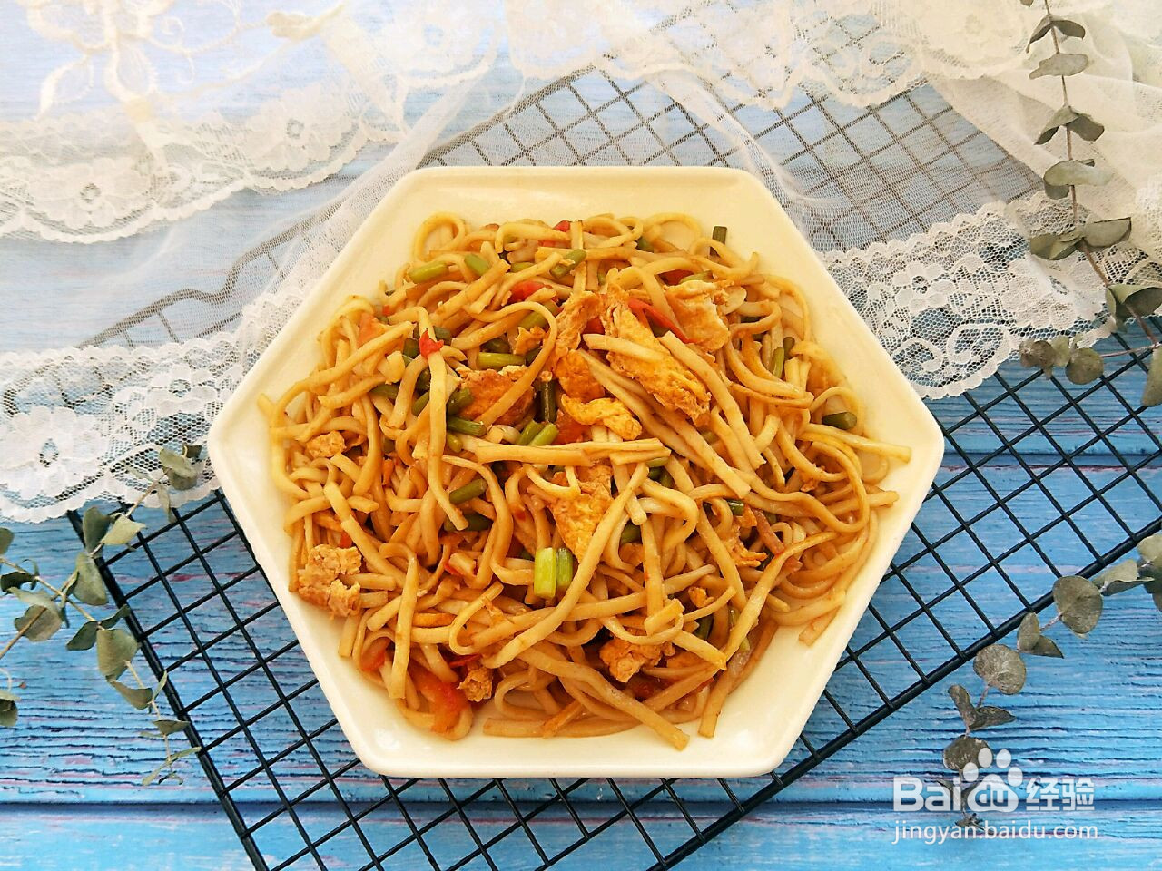 蒜苔焖面的做法