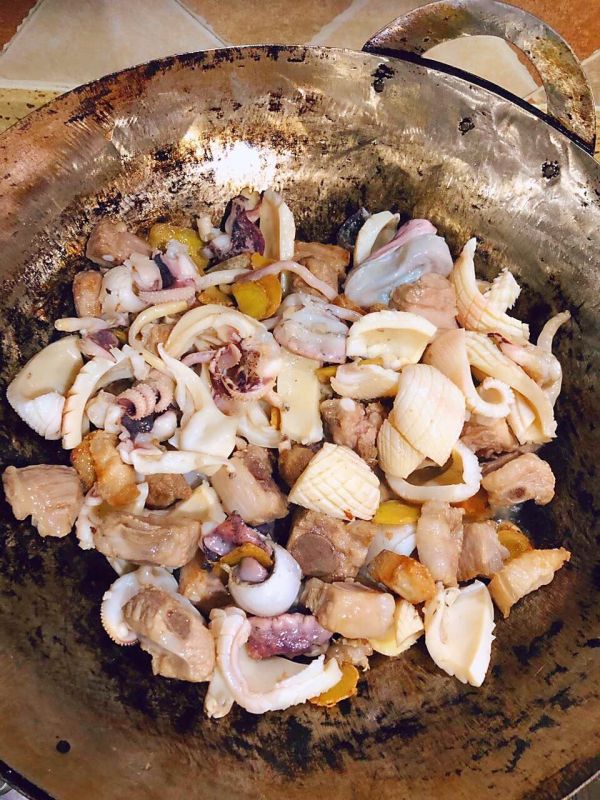 鲜墨鱼烧排骨和墨鱼干烧肉