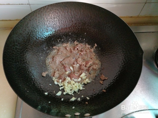 如何做出好吃的牛肉红蘑烩烤麸