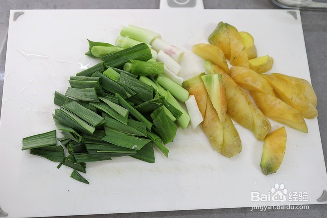 制作美味的鲅鱼干炖山药