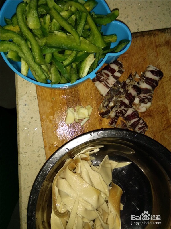 青椒丝豆腐皮炒腊肉