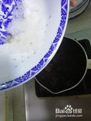 胜过100张面膜的牛奶桃胶糖水的做法
