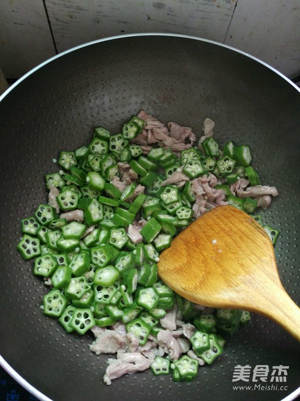 秋葵小炒肉的做法