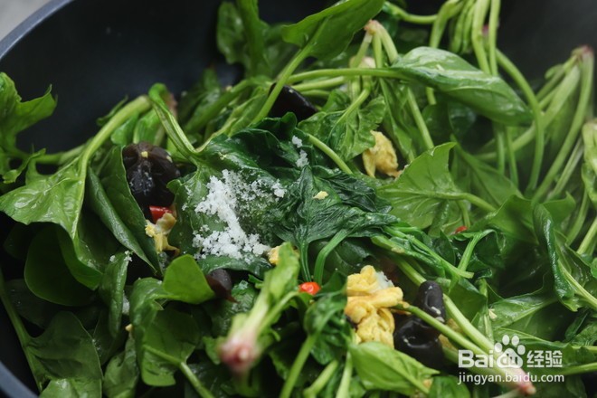 如何制作鸡蛋木耳炒菠菜