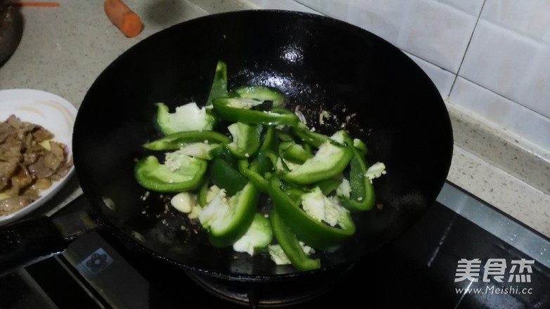 灯椒溜肉片的做法