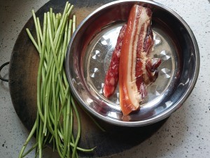 腊肉炒芦蒿的做法