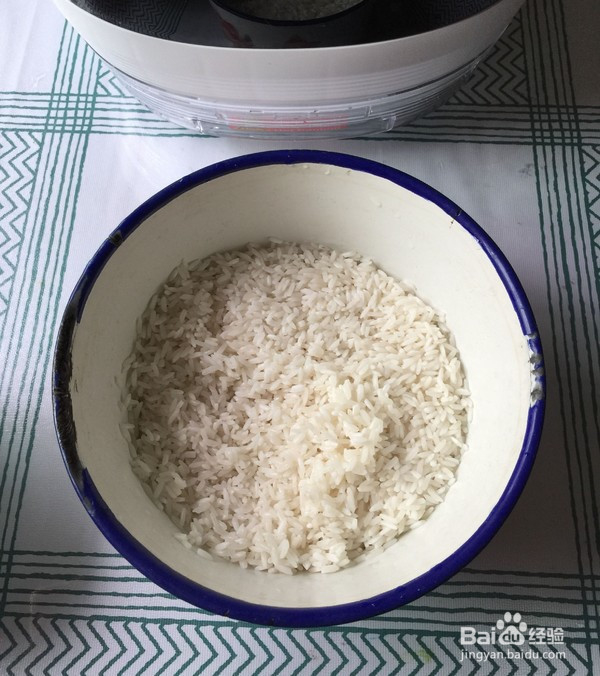 五彩腊肠饭的制作方法