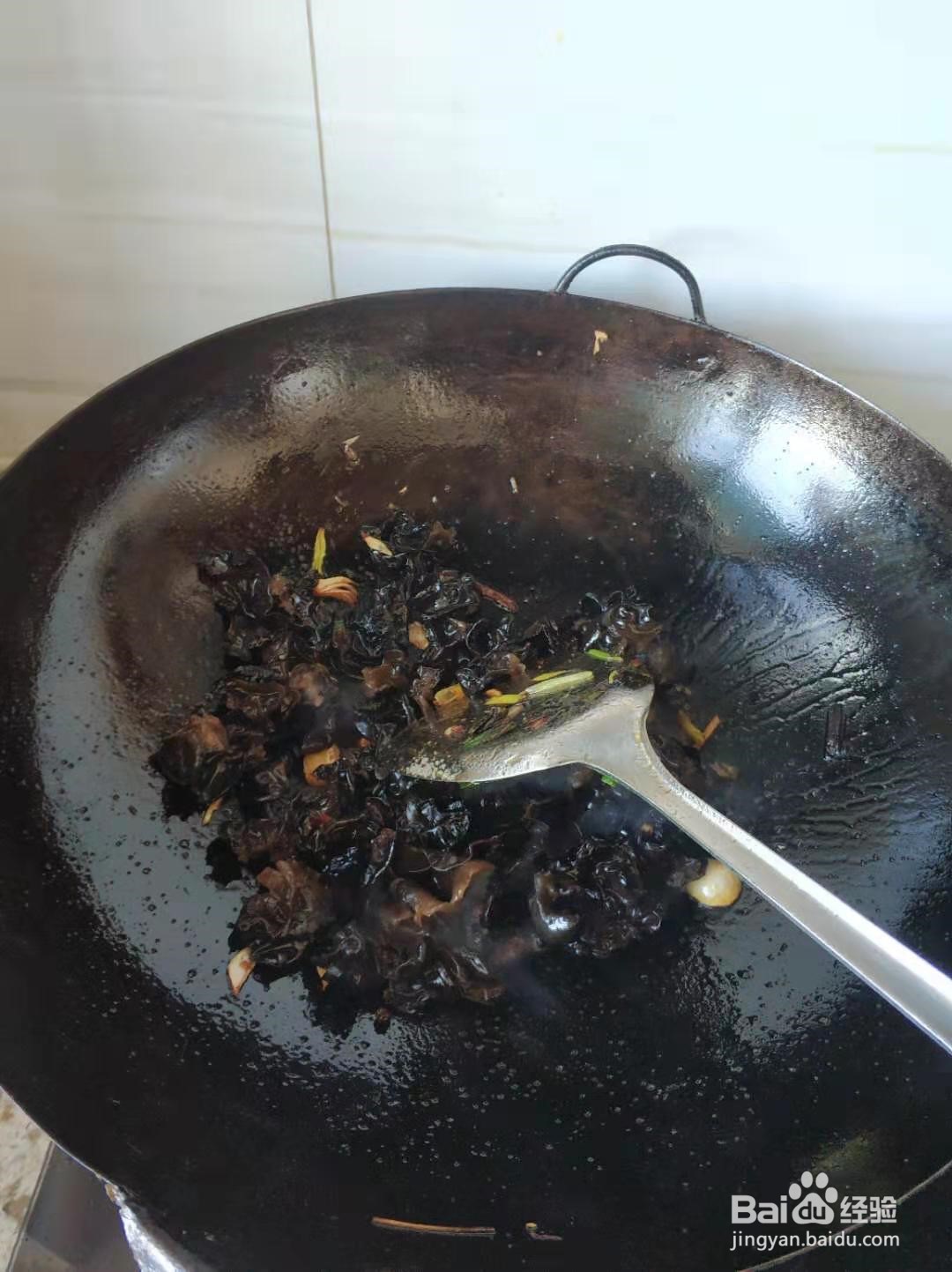 木耳炒腐竹的做法