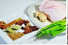 去除蹄髈肥腻口感的私房秘籍——秘制东坡肘子