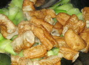 丝瓜炒油条的做法