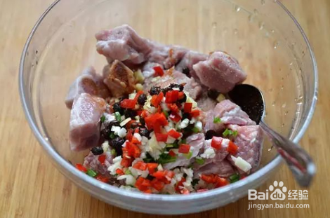 简单易学!木耳蒸排骨更好吃的做法,