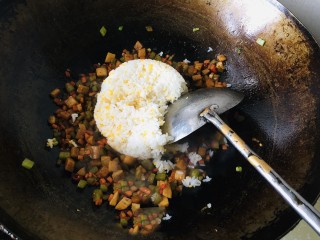 如何在家就能做一份什锦酱油炒饭呢？