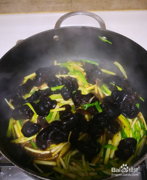 木耳炒蒜苗的做法