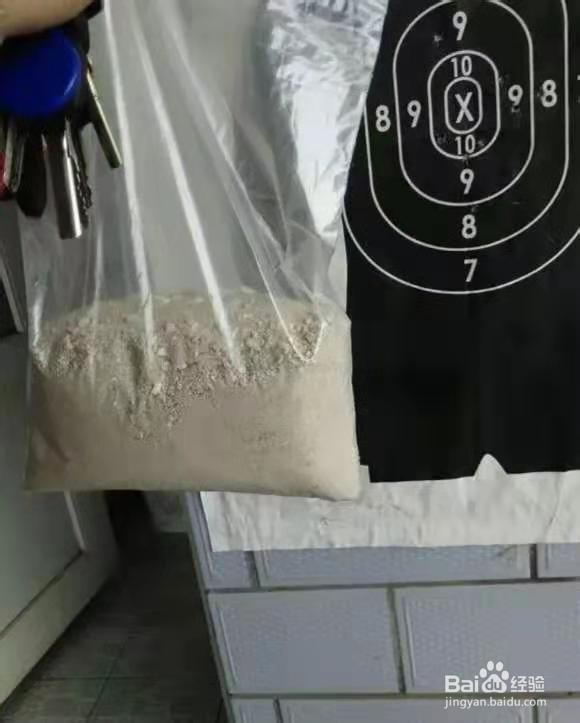 养君子兰，盆边撒点“小东西”，不施肥，开爆盆