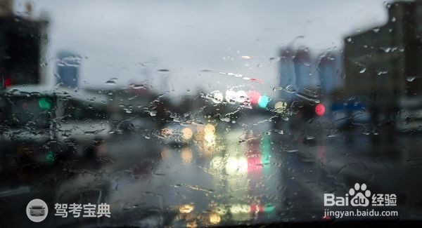 夜间行驶根据灯光变化判断路面情况