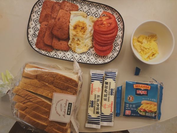 鸡蛋火腿番茄三明治