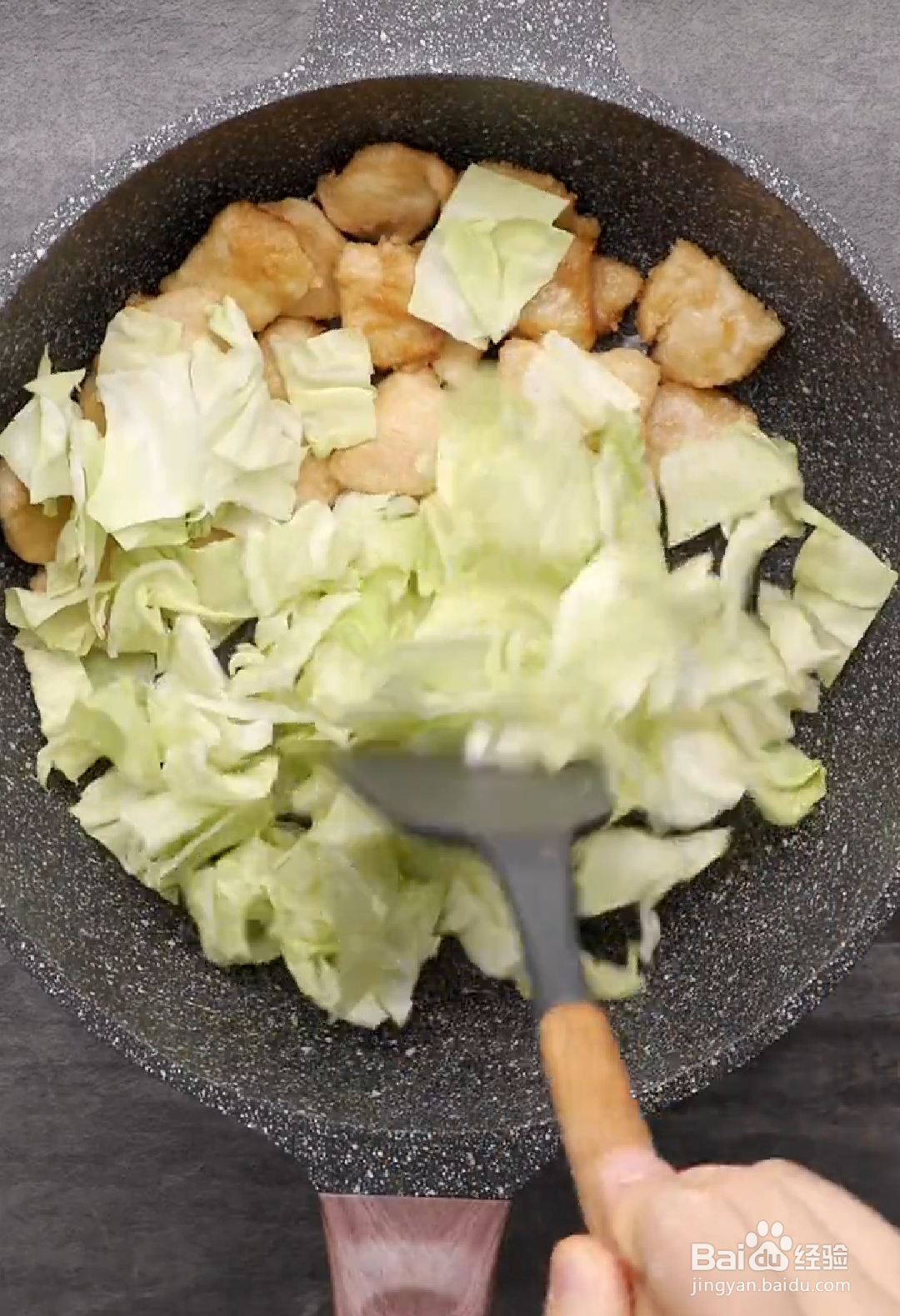 如何做出不干不柴甜甜哒的烧汁鸡胸圆白菜?