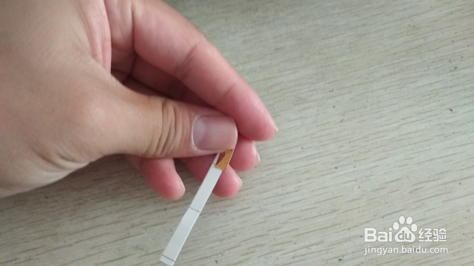 如何用一个细长的硬卡纸做简易的手机的支架