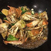 在家制作美味的姜葱炒蟹