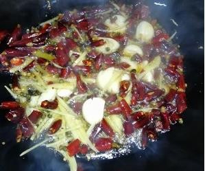 香辣味浓,滑嫩爽口的爆炒田螺