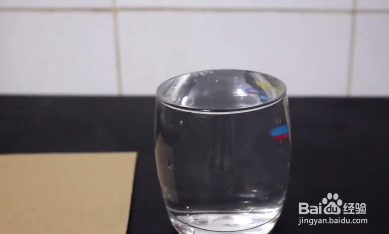 如何使杯子中的水洒不出来。