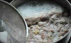 红油萝卜炖牛腩的特色做法