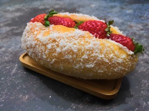 健康养生佳品草莓椰丝奶油包的做法