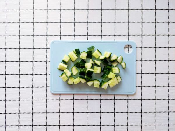 黄瓜炒鸡胸肉丁