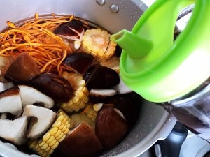 虫草花香菇胡萝卜玉米排骨汤的攻略