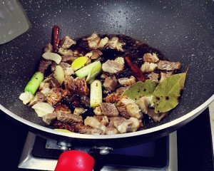 红烧土豆胡萝卜牛腩的做法