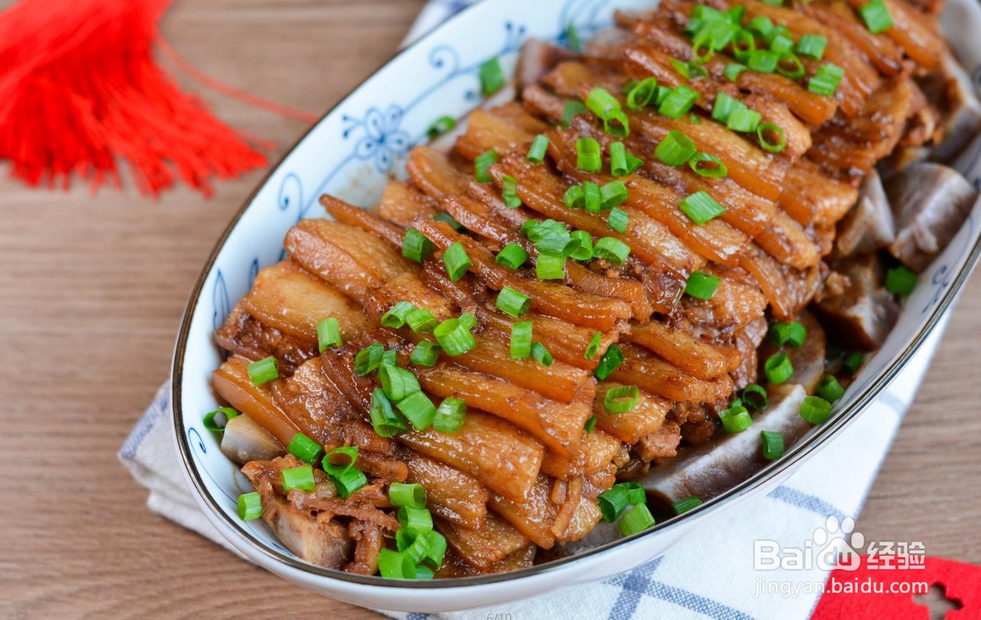 五花肉蒸芋头的做法