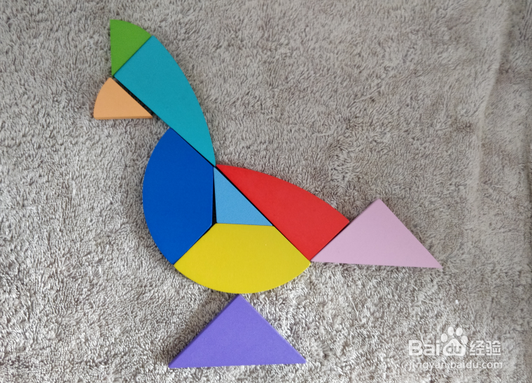 用九巧板拼图玩具怎样拼一只安静站着的鸽子?