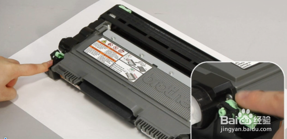 如何更换打印机粉盒