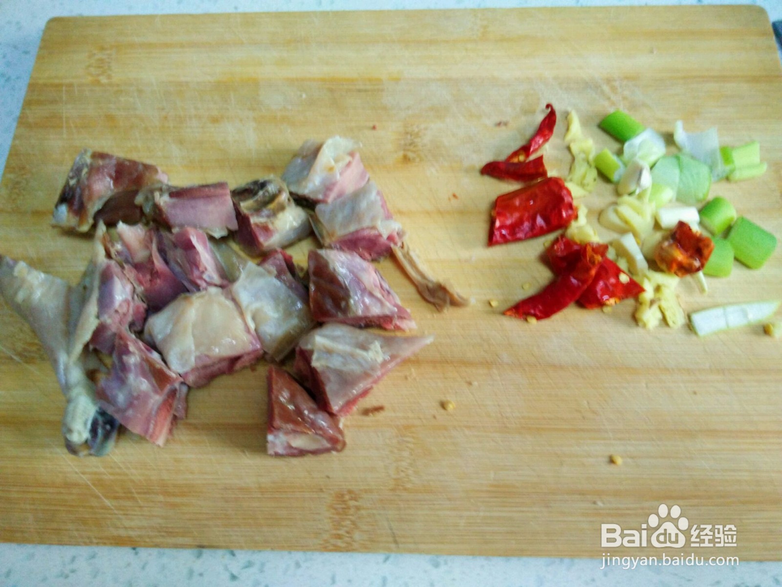 老鸭腿炖萝卜的做法