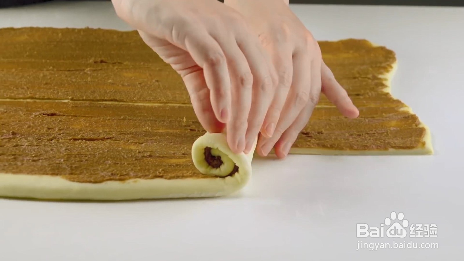 如何制作超大型奶油肉桂卷蛋糕？