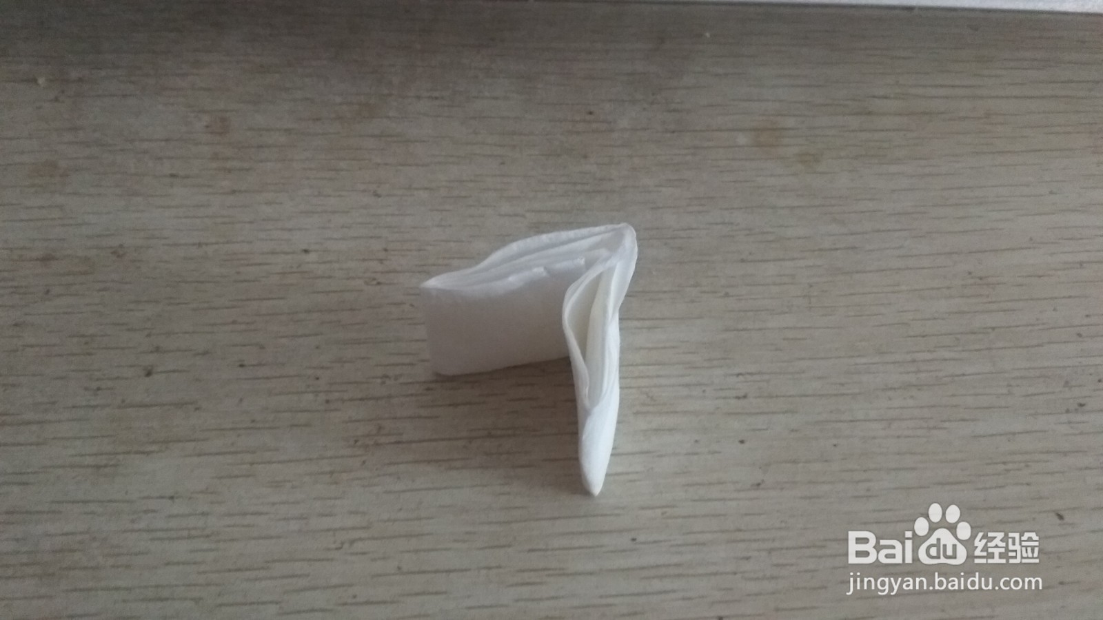 如何用一张长方形手纸做简易的中性笔的支架