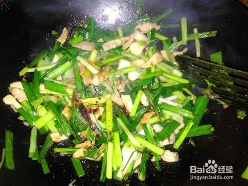 蒜苗炒肉的家常做法。